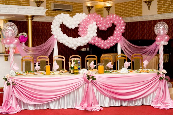wedding-buffet-table-decorations-hanging-love-balloons